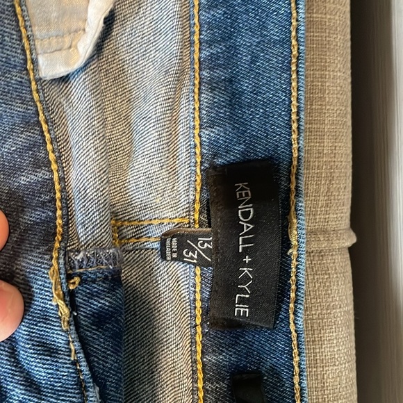 Kendall and Kylie Jean shorts size 13/31 in great shape - Picture 2 of 3